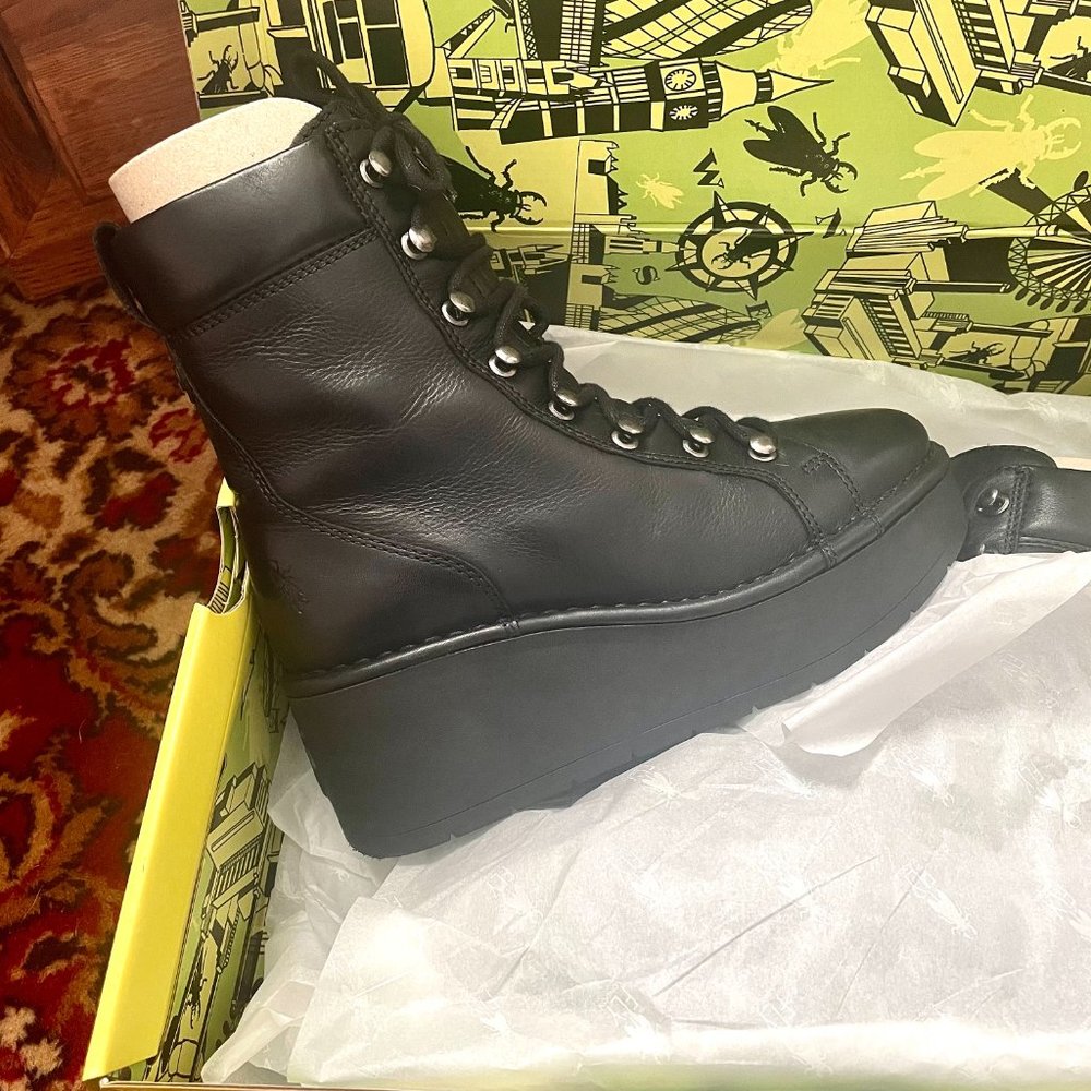 Brand New Fly London Hand247 Fly Shoes!